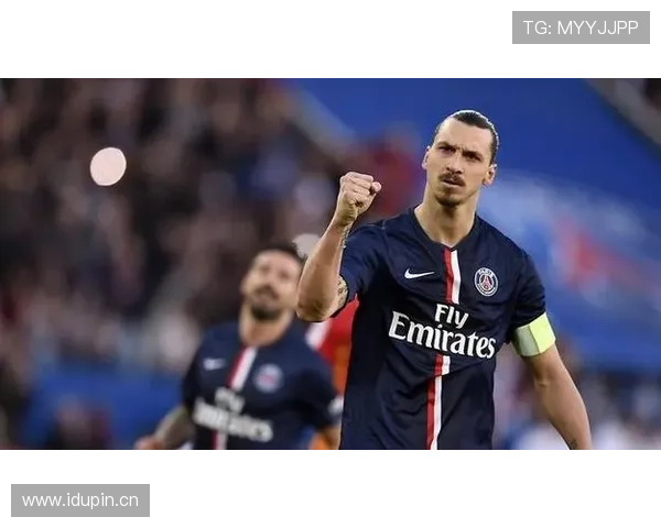 伊布今天居然在家穿着拖鞋直播，网红生活不过如此吧？