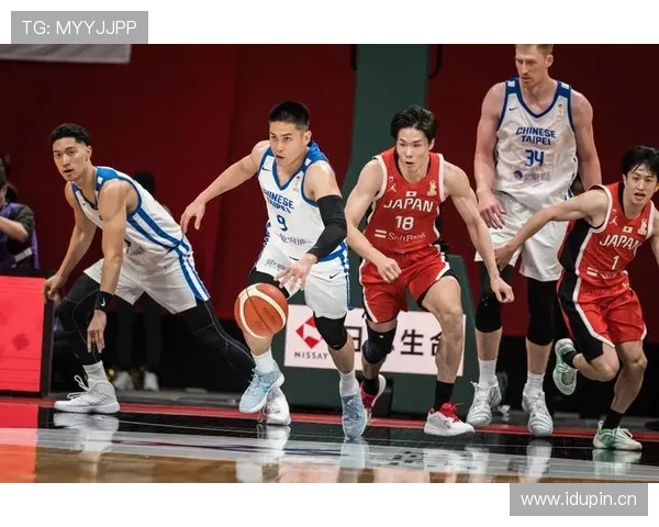 如何准确判定篮球比赛中双方球员同时出界的情形？