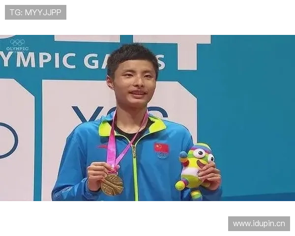 石宇奇训练完直接拎着爱马仕去吃路边摊？